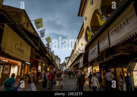 Florenz, Frankreich. Juni 2024. Das Bild zeigt Ponte Vecchio während der Vorbereitungen für das Radrennen der Tour de France 2024 am Dienstag, den 25. Juni 2024, in Florenz, Italien. Die 111. Ausgabe der Tour de France beginnt am Samstag, den 29. Juni in Florenz, Italien, und endet am 21. Juli in Nizza. BELGA FOTO JASPER JACOBS Credit: Belga News Agency/Alamy Live News Stockfoto