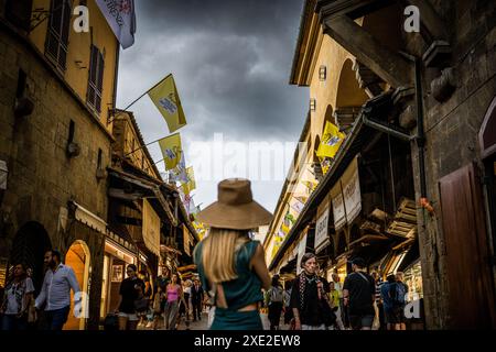 Florenz, Frankreich. Juni 2024. Das Bild zeigt Ponte Vecchio während der Vorbereitungen für das Radrennen der Tour de France 2024 am Dienstag, den 25. Juni 2024, in Florenz, Italien. Die 111. Ausgabe der Tour de France beginnt am Samstag, den 29. Juni in Florenz, Italien, und endet am 21. Juli in Nizza. BELGA FOTO JASPER JACOBS Credit: Belga News Agency/Alamy Live News Stockfoto