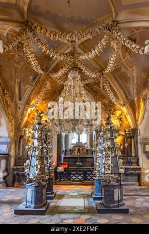 Kutná Hora, Tschechische Republik - 29. Mai 2024: Sedlec Ossuary, eine kleine katholische Kapelle unter dem Allerheiligen-Friedhof, die die Skelette enthält Stockfoto