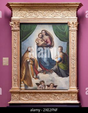 Das Gemälde Sixtinische Madonna, auch Madonna di San Sisto genannt, ist ein Ölgemälde des italienischen Künstlers Raphael, das bei Old Masters PIC ausgestellt wurde Stockfoto