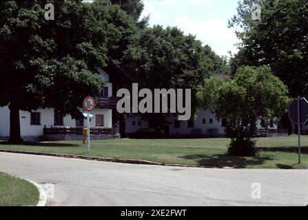 Bad Toelz, Deutschland. 6/1990. Flint Kaserne. Die Schutzstaffel (SS). Bad Tölz war eine SS-Junkerschule. Sie diente als Offizierstrainungseinrichtung für die Waffen-SS. Die Schule wurde 1937 gegründet und vom Architekten Alois Degano erbaut. Sie befindet sich in der Stadt Bad Tölz, etwa 48 km südlich von München. Die Hauptanlagen waren halbbombensicher mit 3 Stockwerken über dem Boden und 4 Stockwerken unter dem Boden. Stockfoto