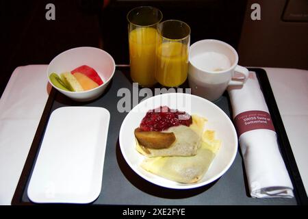 ZÜRICH, SCHWEIZ - 22. JUNI 2019: Frühstück auf einem Tablett während eines Langstreckenflugs in der Business Class Stockfoto