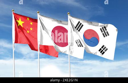 Flagge Chinas und Flagge Japans und Südkoreas. Fliegen am bewölkten Himmel. Im Himmel winken Stockfoto