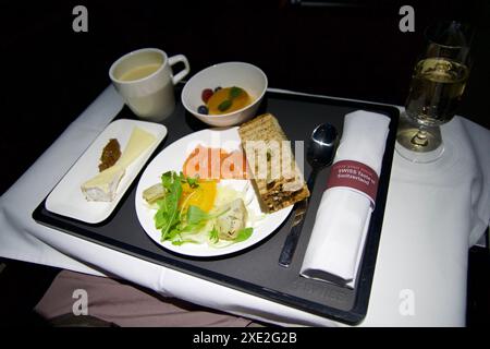 ZÜRICH, SCHWEIZ - 22. JUNI 2019: Kleiner Snack mit Lachs auf einem Tablett während eines Langstreckenflugs in der Business-Klasse im Flugzeug Stockfoto