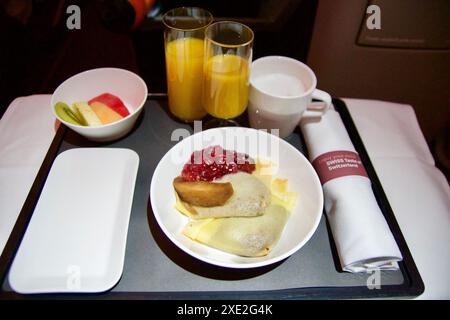 ZÜRICH, SCHWEIZ - 22. JUNI 2019: Frühstück auf einem Tablett während eines Langstreckenflugs in der Business Class Stockfoto