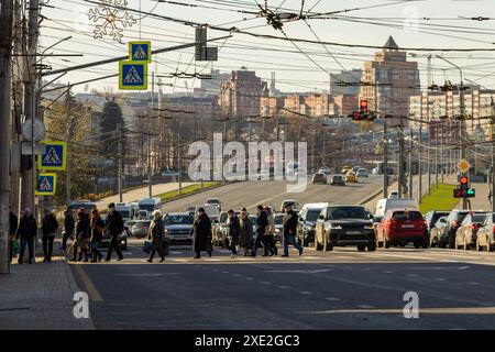 Fußgänger überqueren die Straße vor dem Stadtbild am sonnigen Morgen in Tula, Russland Stockfoto