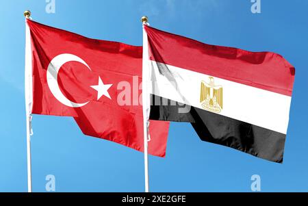 Türkei-Flagge und Ägypten-Flagge am bewölkten Himmel. Im Himmel winken Stockfoto