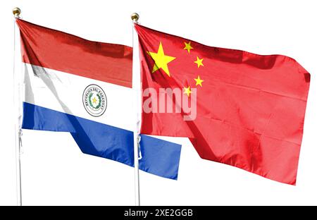 China-Flagge und Paraguay-Flagge am bewölkten Himmel. Im Himmel winken Stockfoto