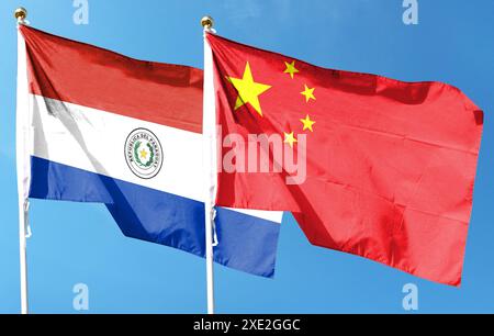 China-Flagge und Paraguay-Flagge am bewölkten Himmel. Im Himmel winken Stockfoto