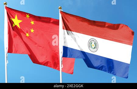 China-Flagge und Paraguay-Flagge am bewölkten Himmel. Im Himmel winken Stockfoto