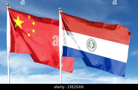 China-Flagge und Paraguay-Flagge am bewölkten Himmel. Im Himmel winken Stockfoto