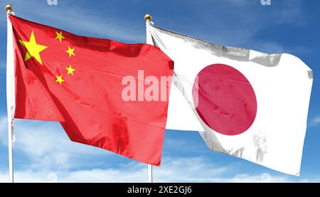 Chinesische Flagge und japanische Flagge am bewölkten Himmel. Im Himmel winken Stockfoto