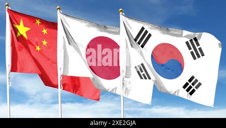 Flagge Chinas und Flagge Japans und Südkoreas. Fliegen am bewölkten Himmel. Im Himmel winken Stockfoto