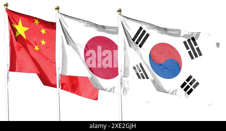 Flagge Chinas und Flagge Japans und Südkoreas. Fliegen am bewölkten Himmel. Im Himmel winken Stockfoto