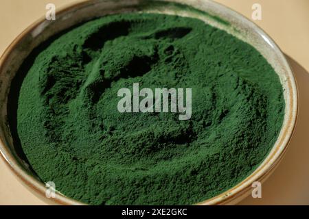 Natürliches Bio-Spirulina-Algenpulver in Schüssel auf neutralem Hintergrund. Chlorella Seetang vegane Superfood Supplement Quelle Stockfoto