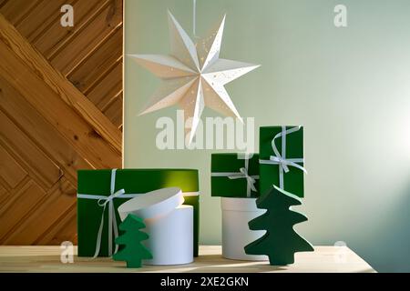 Weihnachtliche Einrichtung mit verschiedenen Geschenken. Stockfoto