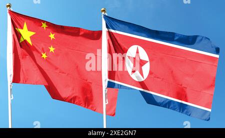 Flagge von Russland und Nordkorea auf bewölktem Himmel. Im Himmel winken Stockfoto