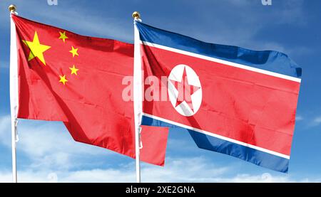 Flagge von Russland und Nordkorea auf bewölktem Himmel. Im Himmel winken Stockfoto