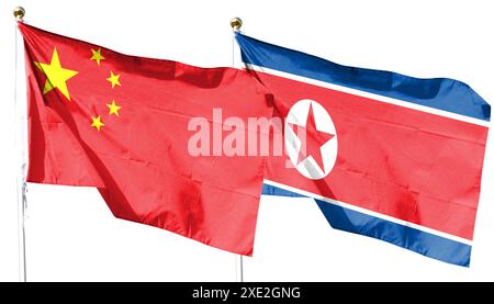 Flagge von Russland und Nordkorea auf bewölktem Himmel. Im Himmel winken Stockfoto