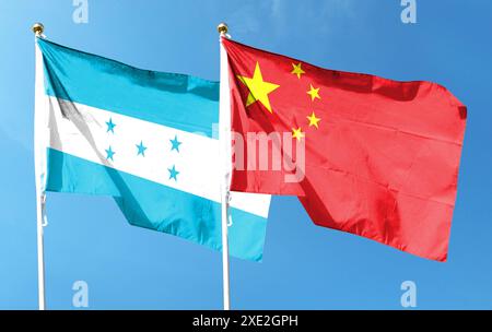 China-Flagge und Honduras-Flagge am bewölkten Himmel. Im Himmel winken Stockfoto