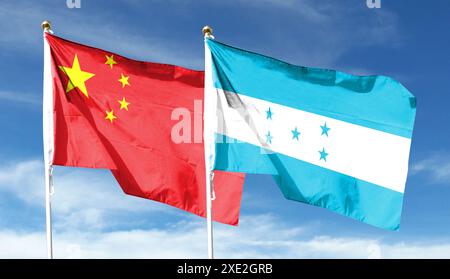 China-Flagge und Honduras-Flagge am bewölkten Himmel. Im Himmel winken Stockfoto