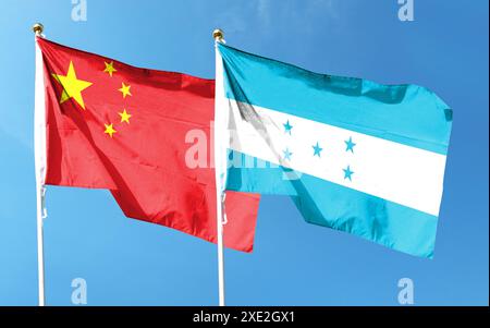 China-Flagge und Honduras-Flagge am bewölkten Himmel. Im Himmel winken Stockfoto