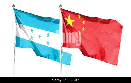 China-Flagge und Honduras-Flagge am bewölkten Himmel. Im Himmel winken Stockfoto