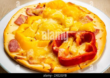 Nahaufnahme der köstlichen hausgemachten hawaiianischen Pizza. Stockfoto