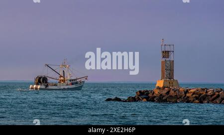 Trawler am Montauk Jetty vorbei. Stockfoto