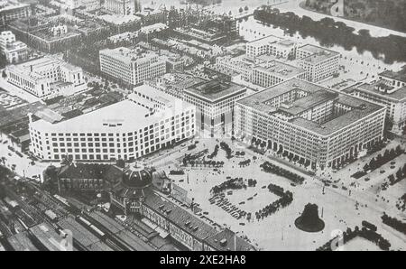 Viersen, Deutschland - 9. Mai. 2024: Altes Schwarzweiß-Foto aus der Luft des Bahnhofs Tokio mit Hauptpostamt ca. 1940 (Fokus auf Zentrum) Stockfoto