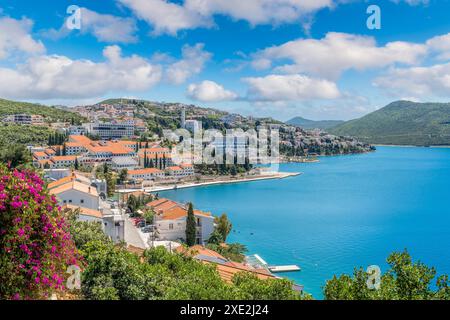 Die charmante Küstenstadt Neum in Bosnien und Herzegowina bietet eine malerische Aussicht, rote Dächer und blaues Wasser Stockfoto