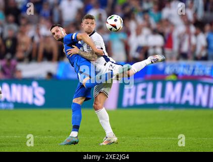 Der Engländer Kieran Trippier und der Sloweniens Petar Stojanovic kämpfen während des Gruppenspiels der UEFA Euro 2024 im Kölner Stadion um den Ball. Bilddatum: Dienstag, 25. Juni 2024. Stockfoto