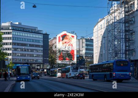 Große Coca-Cola-Wandwerbung auf dem Hämeentie Wohngebäude im Stadtteil Sörnäinen in Helsinki, Finnland Stockfoto