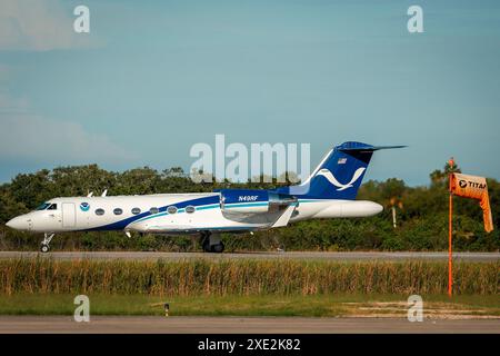 Cape Canaveral, Vereinigte Staaten. Juni 2024. Ein Blick auf die Gulfstream IV National Oceanic and Atmospheric Administration (NOAA) im Kennedy Space Center der NASA in Cape Canaveral, Florida, am 25. Juni 2024. (Foto: Edgardo J. Medina Millán/SIPA USA) Credit: SIPA USA/Alamy Live News Stockfoto