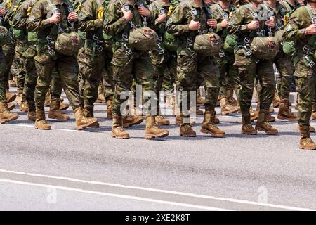 Oviedo, Spanien – 25. Mai 2024: Fallschirmjäger in Tarnuniformen marschieren in Formation, tragen Fallschirme und Ausrüstung. Sie sind vorbereitet Stockfoto