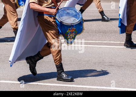 Oviedo, Spanien – 25. Mai 2024: Ein Schlagzeuger bei einer Militärparade marschiert mit Entschlossenheit, während er den Beat hält Stockfoto