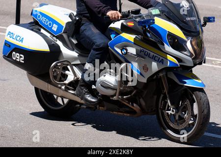 Oviedo, Spanien - 25. Mai 2024: Ein Polizist fährt mit dem Motorrad eine Straße entlang Stockfoto