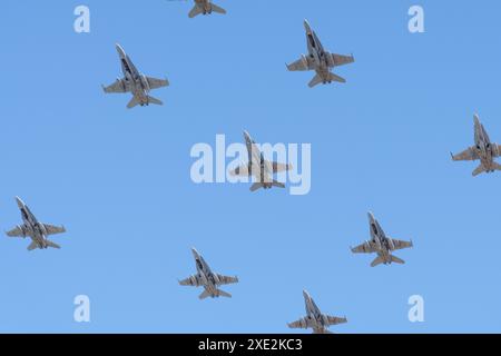 Gijon, Spanien - 24. Mai 2024: Mehrere Militärjets der spanischen Luftwaffe fliegen in Formation gegen einen klaren blauen Himmel Stockfoto