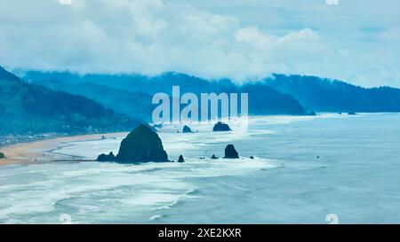 Blick aus der Vogelperspektive auf die zerklüfteten Küstenfelsen und den Sandy Beach in Indian Beach, Oregon Stockfoto