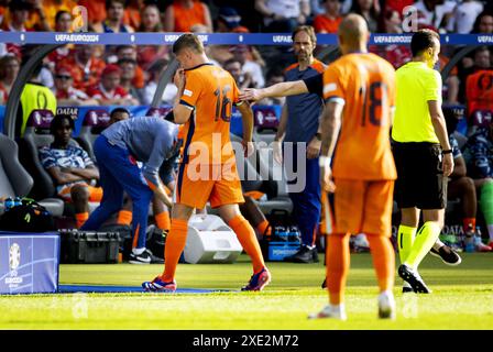 BERLIN - Joey Veerman wird Xavi Simons beim Gruppenspiel der UEFA EURO 2024 zwischen den Niederlanden und Österreich im Olympiastadion am 25. Juni 2024 in Berlin ersetzen. ANP KOEN VAN WEEL/Alamy Live News Stockfoto