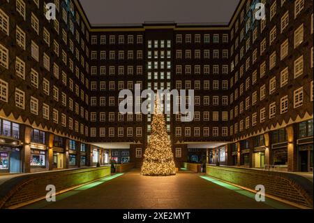 Chilehaus im Kontorhausviertel mit Weihnachtsbaum, Hamburg, Deutschland. Adventszeit im Chilehaus Stockfoto