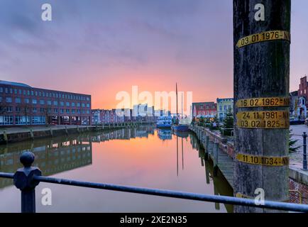 Blick auf den Weihnachtshafen von Husum mit Weihnachtsbäumen und wunderschönem Sonnenuntergang. Stockfoto