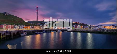 Hummerbuden typische bunte Häuser bei Nacht am Ufer auf der Insel Helgoland, Schleswig-Hols Stockfoto