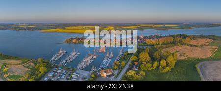 Panoramablick auf die Stadt Arnis am firth of Schlei, Schleswig-Holsten, Deutschland. Luftaufnahme von bis Stockfoto