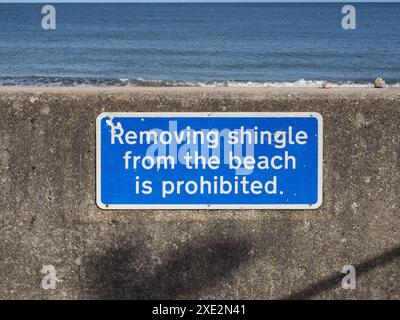 Entfernen von Kieselsteinen vom Strand verbotenes Schild Stockfoto