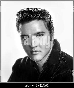ELVIS PRESLEY '50er Vintage 1950er Hollywood Studio Presse Werbeporträt, Kopf und Schultern s&W, eines grübelnden jungen Popstars Herzklopfers Elvis Presley 'The King' zu Beginn seiner Pop-Rock-Karriere Stockfoto
