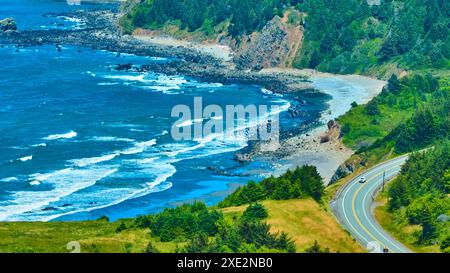 Luftaufnahme der Coastal Road und Rocky Shoreline in Oregon Stockfoto