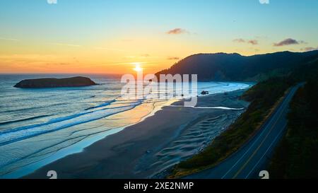 Aus der Vogelperspektive auf den Sonnenuntergang über Meyers Creek Beach und Coastal Road Stockfoto