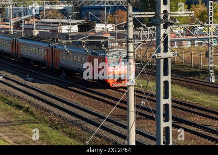 MOSKAU, RUSSLAND - 13. JULI 2018: Der Hochgeschwindigkeitszug Lastochka Swallow der Russischen Eisenbahn fährt auf dem Eisenbahnweg Stockfoto