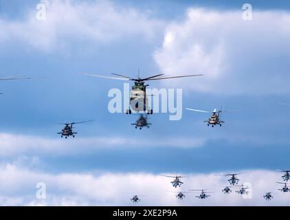 MOSKAU, RUSSLAND - 7. MAI 2021: Avia-Parade in Moskau. Mi-26 und Mi-8AMTK Hubschrauber fliegen in den Himmel auf Parade von Victory in World Stockfoto